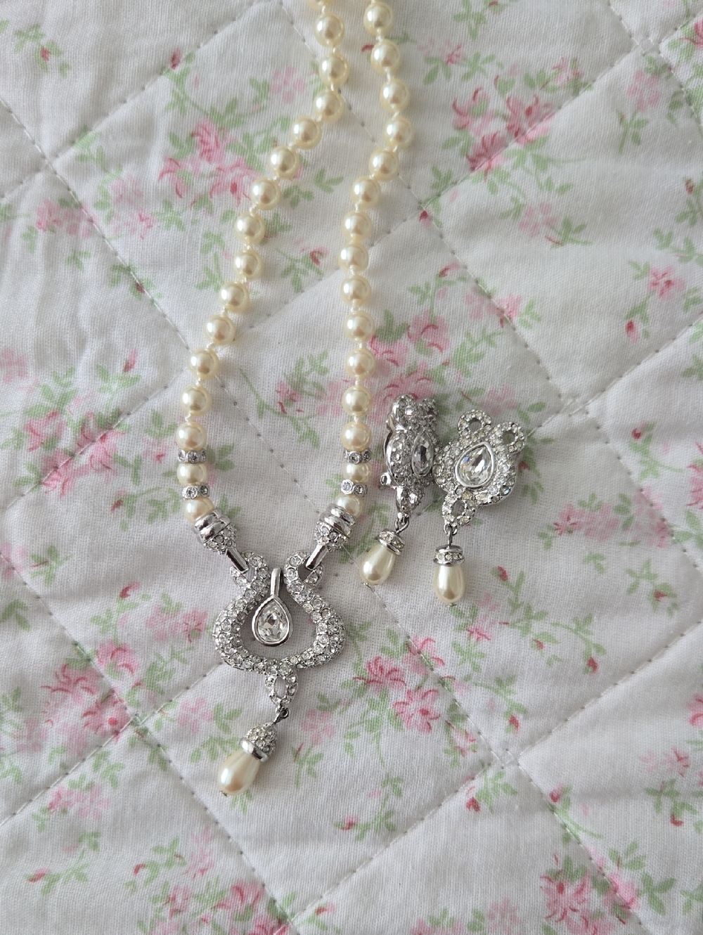 Elegant Pearl and Silver Pendant Necklace Set - Cream Pearls